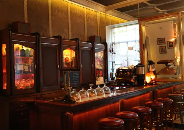  Тайният живот на най-загадъчния хотел в Холивуд - трупове, секс кавги и диви празненства 