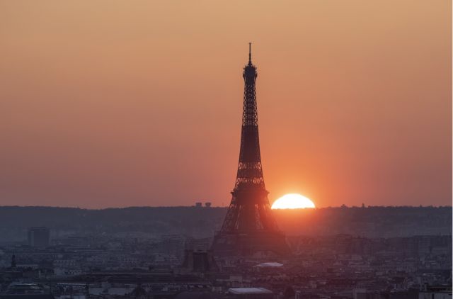 Колко тежи Айфеловата кула и какви тайни крие?