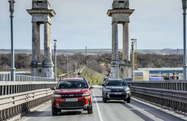 Тествахме най-скъпата Dacia - 4x4, хибрид, автоматик и фабрична АГУ