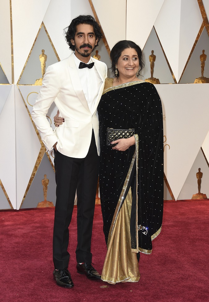 Дев Пател доведе майка си на Оскарите и интернет се влюби в тях