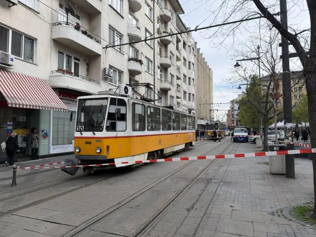  В центъра на София трамвай блъсна момиче СНИМКИ 