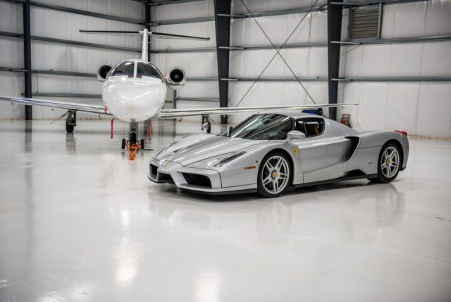 Продават “чисто ново” 20-годишно Ferrari Enzo