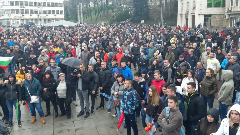 Сблъсъци между протестиращите и жандармерията в Габрово (ВИДЕО + СНИМКИ)