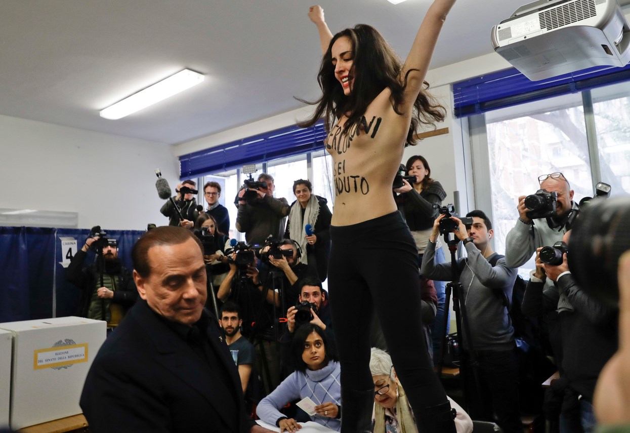 Активистка на Femen се разголи пред Берлускони (ВИДЕО+СНИМКИ)