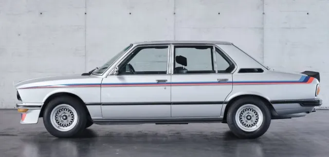 Ранен предшественик на BMW M5 излиза на търг с шестцифрена сума