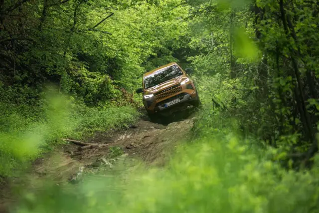 Тествахме новата Toyota Hilux на брутално офроуд трасе. Вижте и колко струва у нас