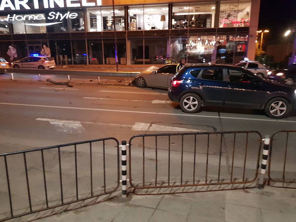 Лек автомобил се разби в мантинела на "Симеоновско шосе" в София