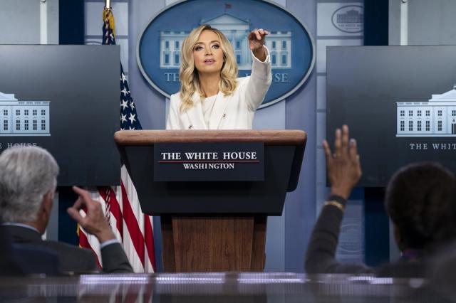 Тръмп добави още една красива жена в обкръжението си | ФАКТИ.БГ Тръмп добави още една красива жена в обкръжението си