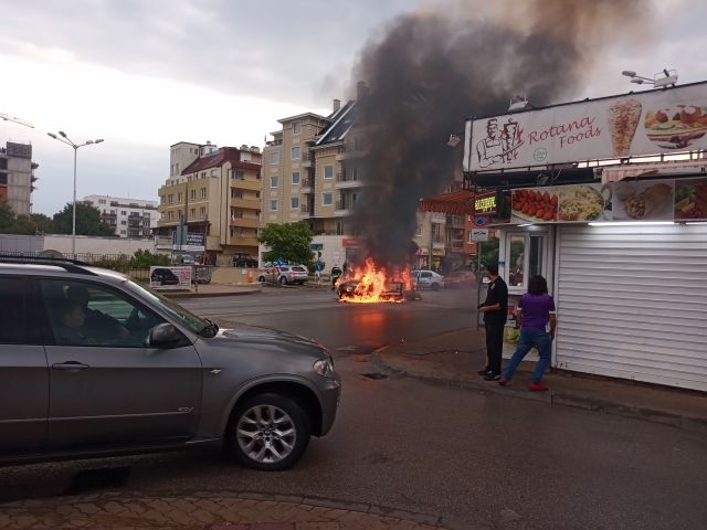 Автомобил изгоря като факла на столичен булевард (СНИМКИ)