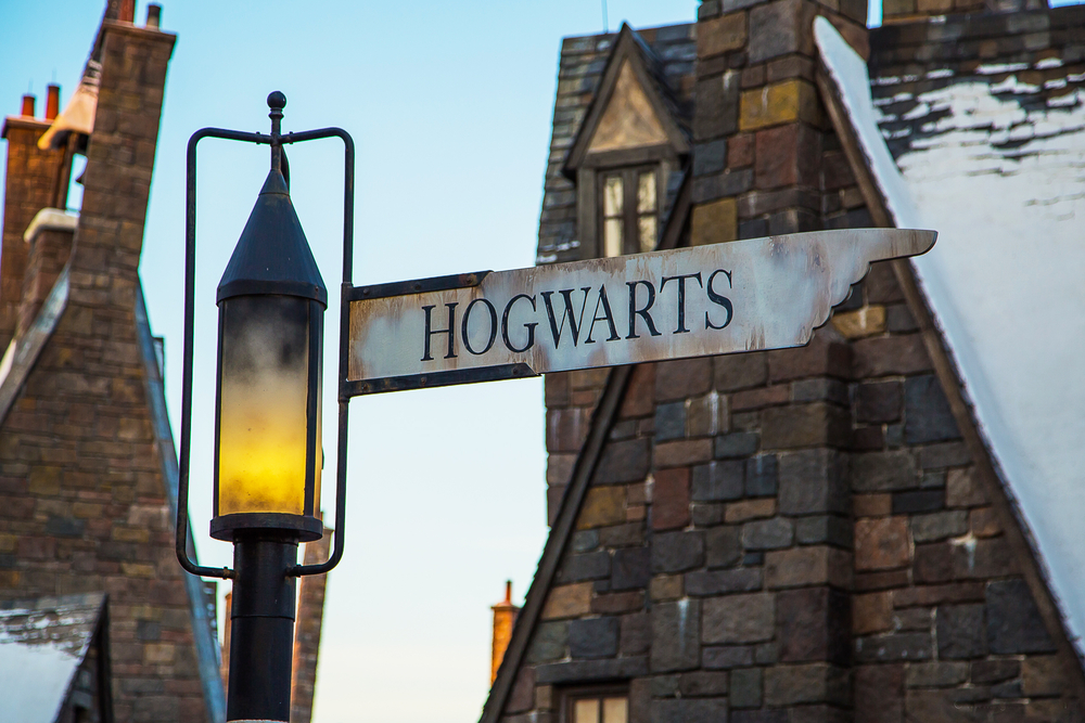 Хари Потър се завръща, за да ни отведе отново в света на магията
