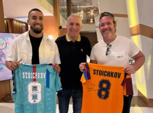 Фенове на Барселона " нападнаха " Христо Стоичков