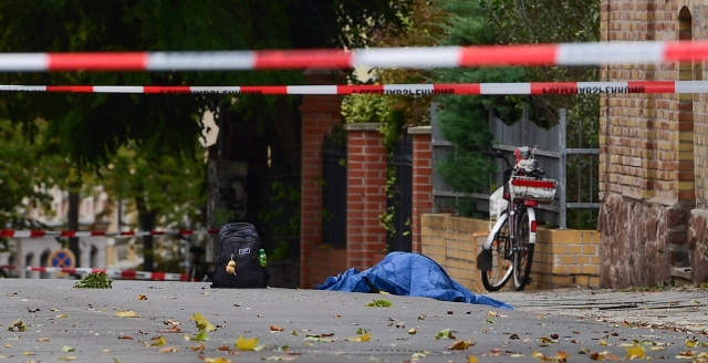 Кървава стрелба пред синагога в Германия