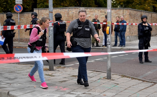 Кървава стрелба пред синагога в Германия