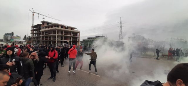  Протестиращи хвърляха яйца и багра в Бояна, почитателите блокираха околовръстния път 