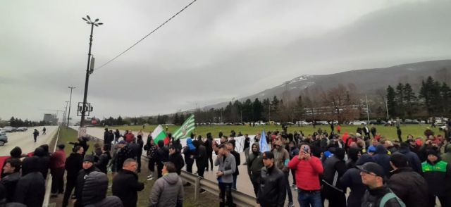  Протестиращи хвърляха яйца и багра в Бояна, почитателите блокираха околовръстния път 