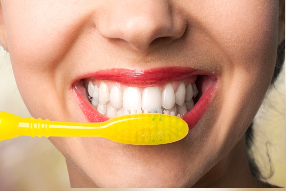 5 евтини и лесни начина да избелите зъбите си (ВИДЕО)