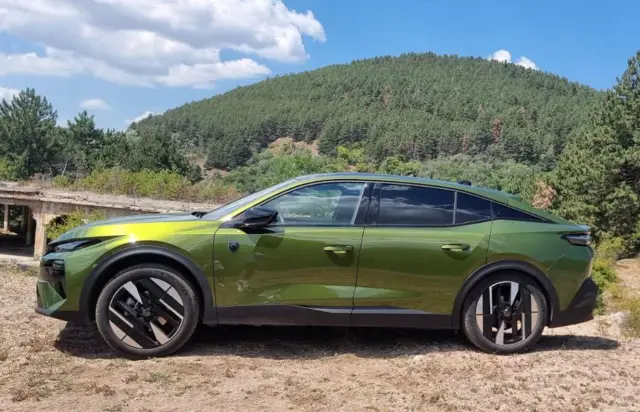 Тествахме новото Peugeot 408. Дизайнът привлича погледи, но достатъчно ли е това и какви са цените у нас?
