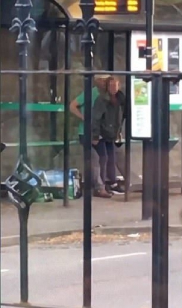 Секс на автобусна спирка (СНИМКИ)