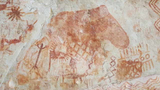  Откриха скални рисунки, показващи животни, изчезнали преди 12 000 години (СНИМКИ) 