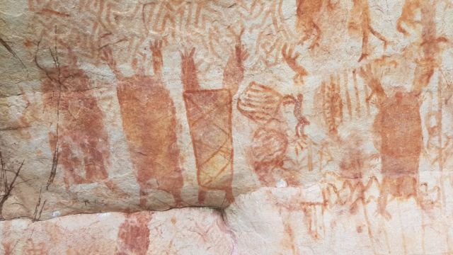  Откриха скални рисунки, показващи животни, изчезнали преди 12 000 години (СНИМКИ) 