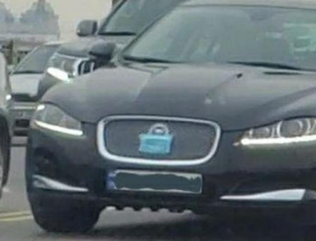 Собственик на Jaguar сложи антивирусна маска на радиатора на автомобила си