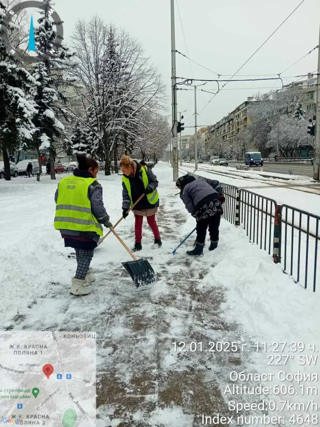 80 машини чистят столицата