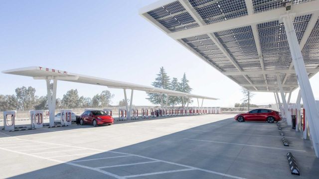 Tesla строи 100 зарядни станции в пустинята