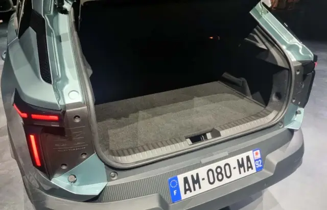 Кралят на евтините семейни автомобили: Представяме ви новата Dacia Striker, която пристига с 4х4, 3D технологии и цена под 25 000 евро!