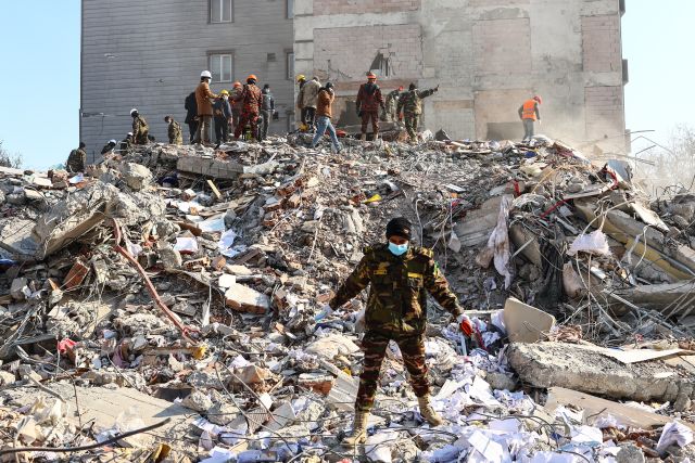 Спасителите все още намират живи хора под руините в Сирия и Турция