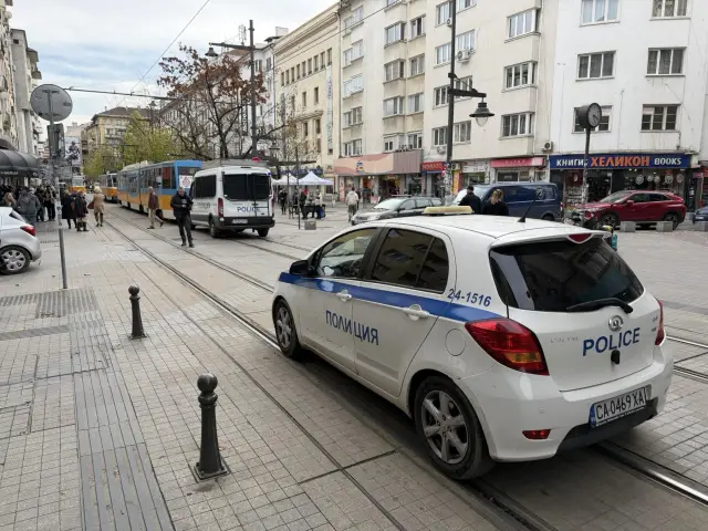  В центъра на София трамвай блъсна момиче СНИМКИ 