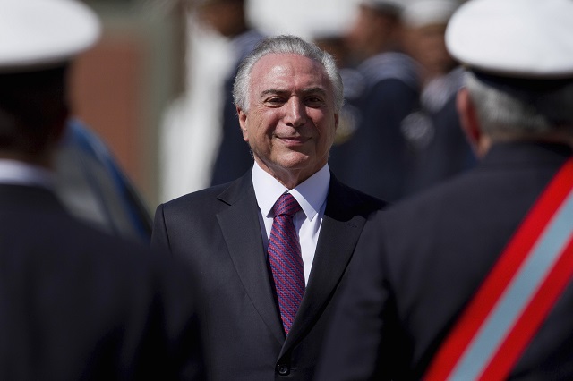 Президентът на Бразилия оцеля на косъм (СНИМКИ)