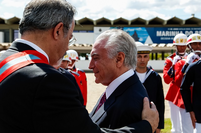 Президентът на Бразилия оцеля на косъм (СНИМКИ)