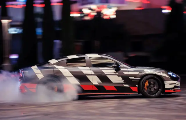 Холивудски блясък и хиляда "коня": Брад Пит и Джордж Ръсел взривиха Лас Вегас с "чудовище" от Mercedes-AMG (ВИДЕО)