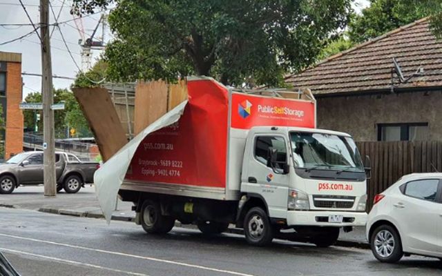  „ Мостът на нелепостта “, под който към този момент има над 100 потърпевши автомобила 