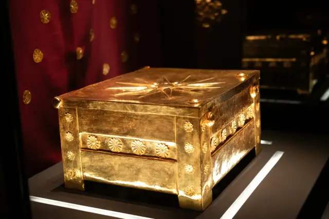 Откриха останките на семейство с шест бебета в гробницата на бащата на Александър Македонски