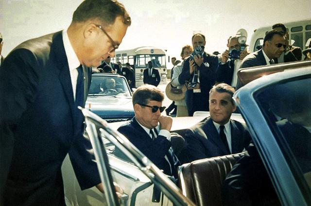 Продава се последната кола, от която Кенеди слиза жив