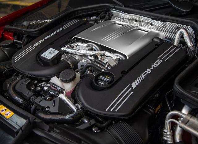 Даунсайзинг: 4 цилиндъра за новия AMG C63