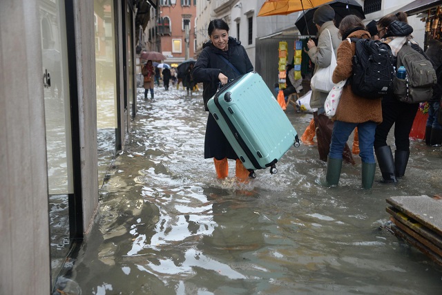 Криза във Венеция - водата още нагоре (СНИМКИ)