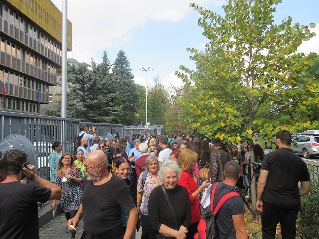 Граждани и журналисти протестираха срещу цензурата в БНР, видя ФАКТИ