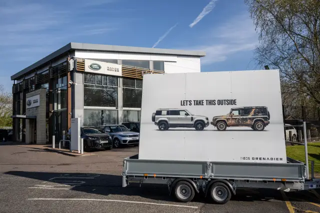 Ineos се подигра на Land Rover с съобразителна реклама