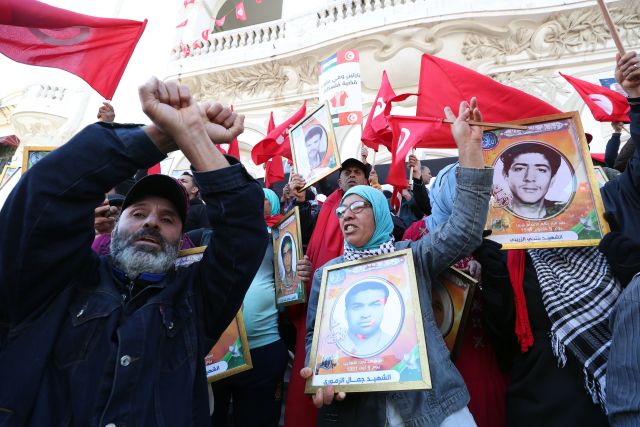 Тунис забрани събирания в централите на опозиционната партия 