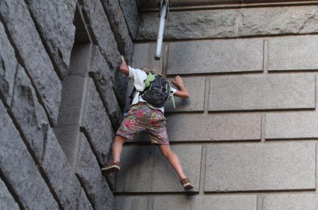  Момиче се покатери по постройката на някогашния Партиен дом 