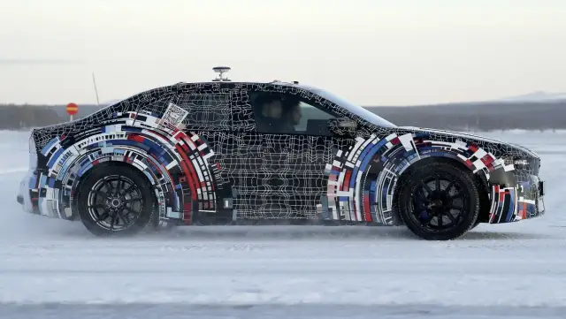 Тестват новото BMW M3 в снежни условия