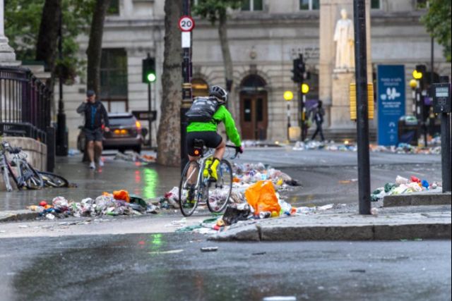  UEFA EURO 2020: Улиците на Лондон осъмнаха с тонове отпадък след финала 
