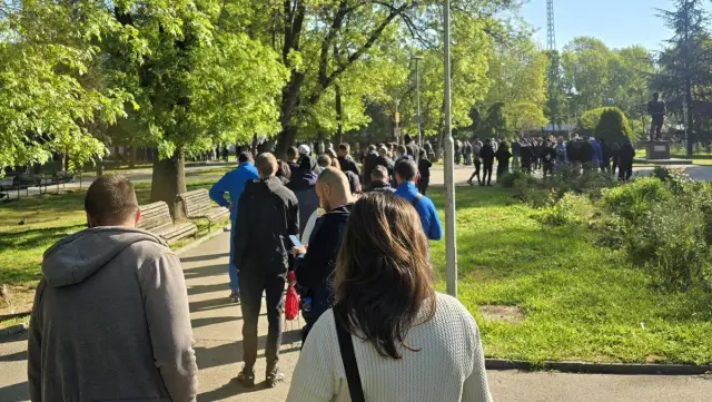 Истинска лудост: Огромни опашки за "златен билет" за Левски - Лудогорец