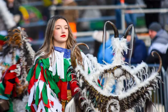 32-ят Международен фестивал на маскарадните игри „ Сурва “ е в разгара си - СНИМКИ