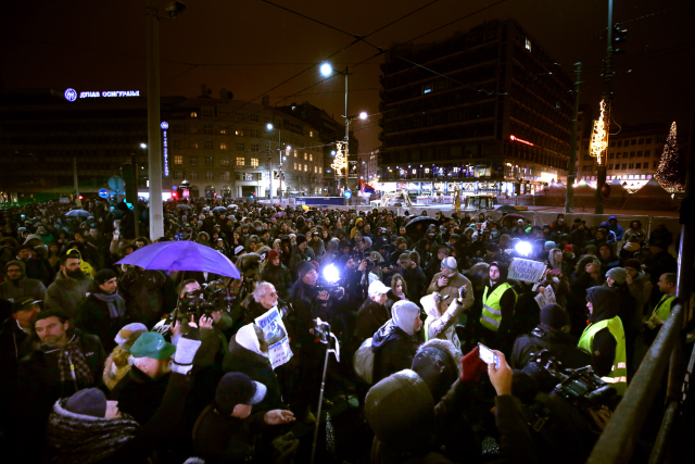 Хиляди протестираха срещу Вучич. Студът не ги спря
