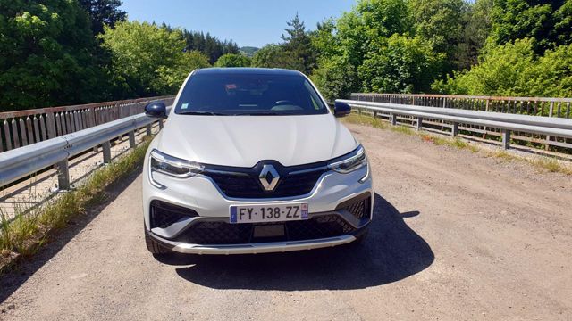 Тест и БГ цени на новото купеобразно SUV на Renault