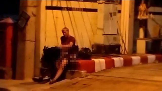 Заснеха пиян турист да прави секс на публично място в Тайланд