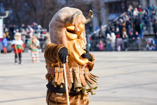 32-ят Международен фестивал на маскарадните игри „ Сурва “ е в разгара си - СНИМКИ